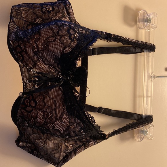 NWOT.  Fredricks of Hollywood.  Voluptuous laced black bra. - Picture 4 of 9
